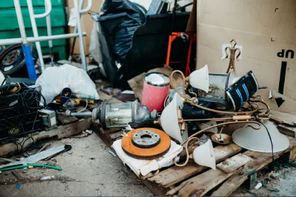Vollgestellte Garage mit Sperrmüll vor der Entrümpelung
