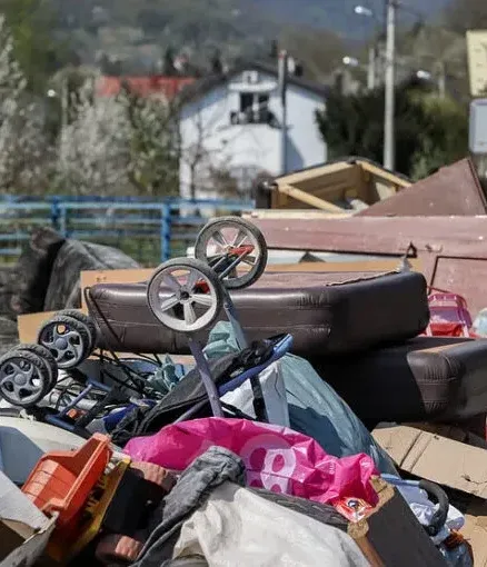 Haufen aus alten Möbeln und Kinderwagen zur Sperrmüllentsorgung