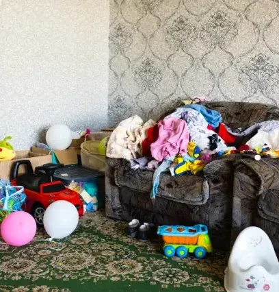 Vorher: Zimmer voller Spielzeug, Kleidung und Gegenstände